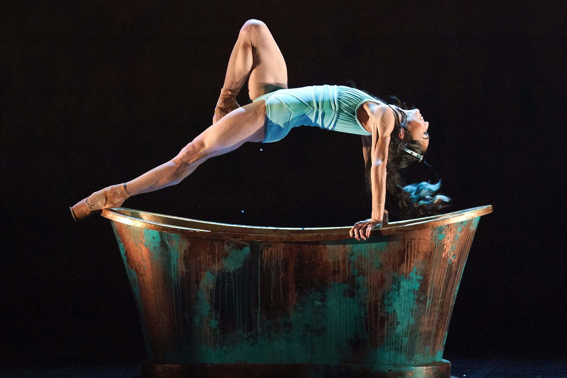 Ygraine raising herself with joy out of a copper bath